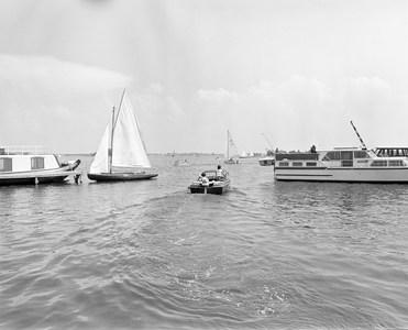 858292 Afbeelding van pleziervaartuigen op de Loosdrechtse Plassen.